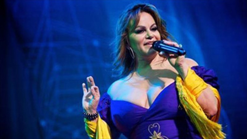 se-aeroporiko-dustuxima-skotothike-i-tragoudistria-tzeni-ribera-tragoudistria-tzeni-ribera