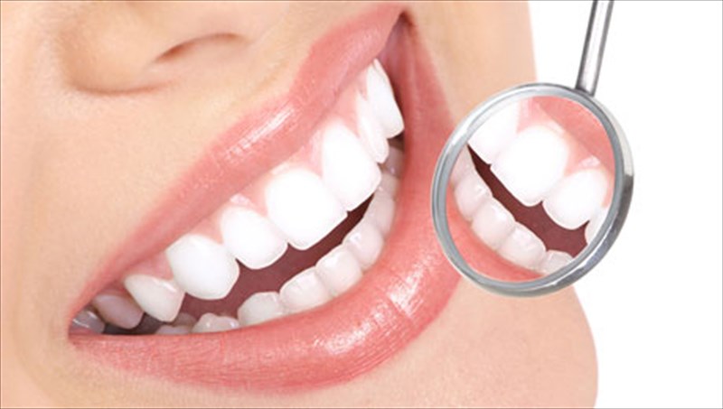 10-trofes-pou-leukainoun-kai-fotizoun-fusika-to-xamogelo-sas