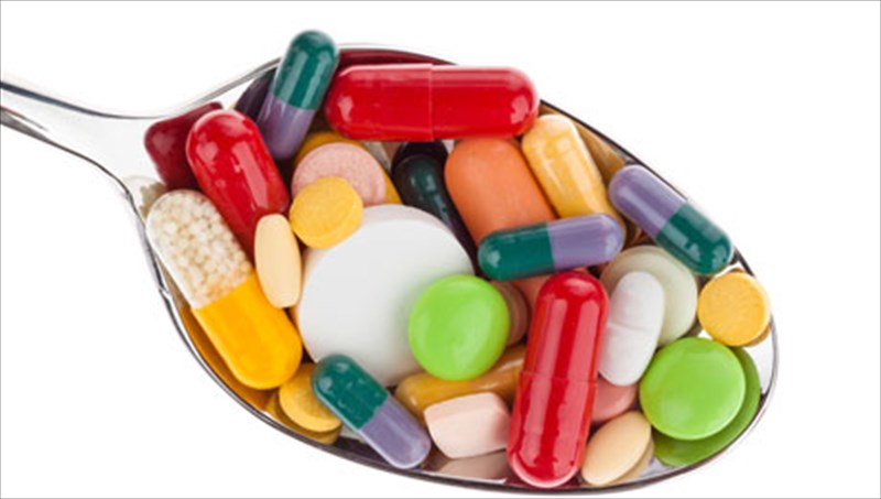 poies-trofes-den-prepei-na-katanalonete-mazi-me-farmaka