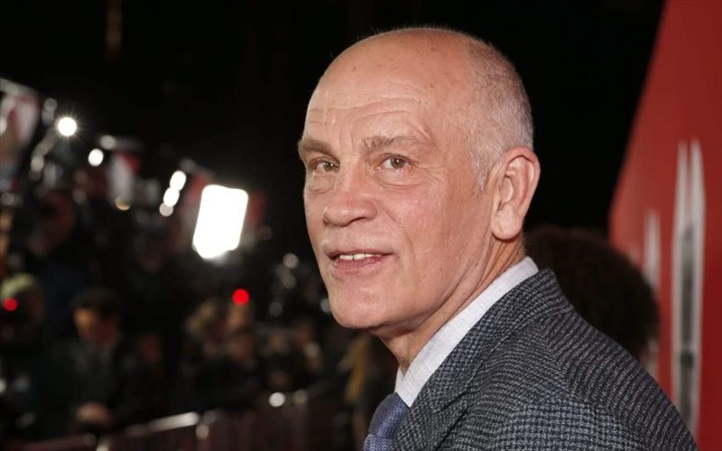 pos-sas-fainetai-o-John-malkovich-os-pouaro-John-malkovich-os-pouaro