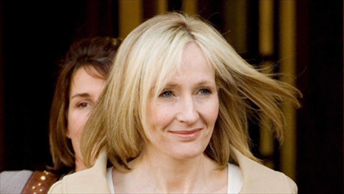 h-suggrafiki-enilikiosi-tis-tz-k-rooulingk