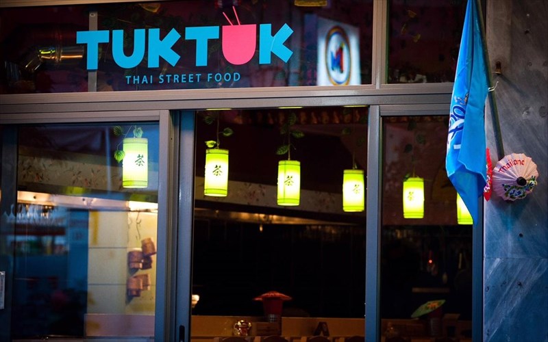 tuk-tuk-fagame-sto-mikro-tailandeziko-pou-exei-anastatosei-to-koukaki