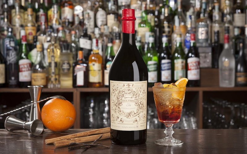 stasi-sti-larisa-kanei-to-bermout-caprano-me-tin-parea-tis-odori