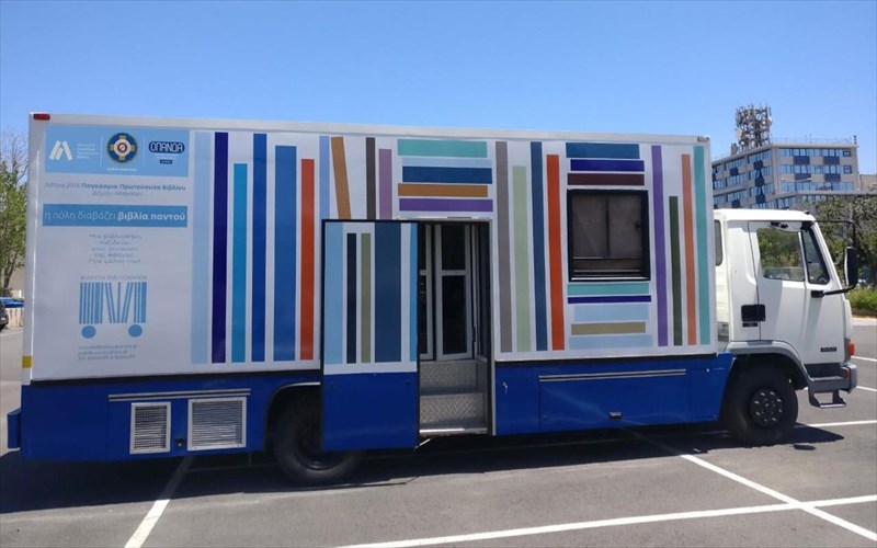 mia-kiniti-bibliothiki-fernei-to-biblio-ekso-apo-tin-porta-mas