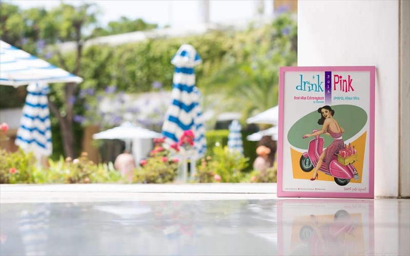 enas-roz-oinikos-kosmos-ksediplonetai-sto-hilton