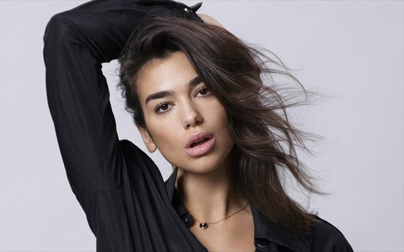 i-dua-lipa-anamesa-stis-gunaikes-pou-askoun-megaluteri-epirroi-sti-megali-bretania