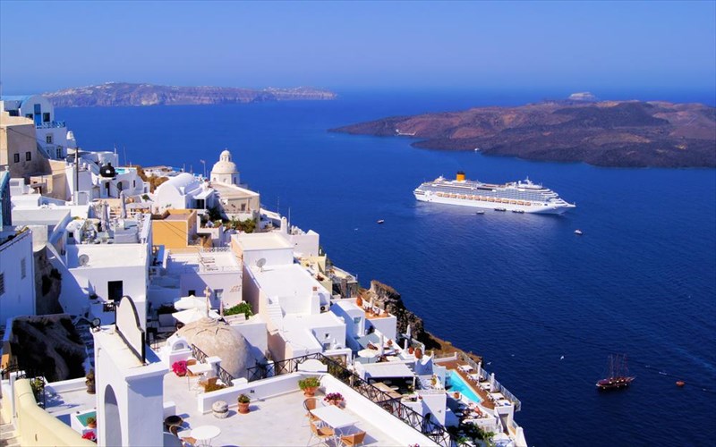 auksimenes-oi-krouazieres-sti-santorini-gia-ton-iounio