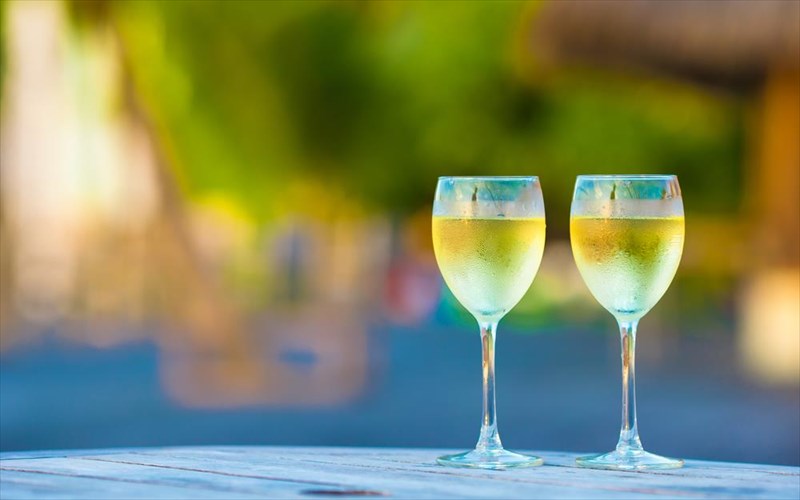 to-mellon-tou-krasiou-mesa-apo-pente-problepseis-ton-eidikon