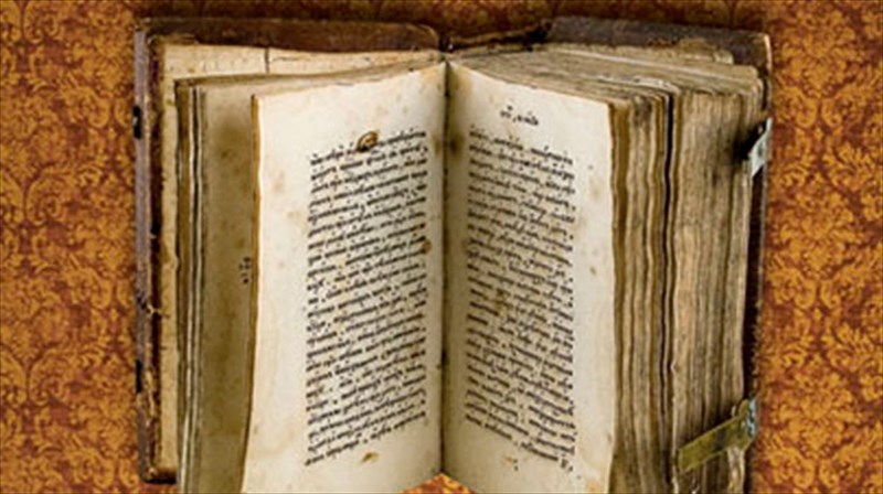 stin-patra-ta-biblia-skarfalonoun-ston-toixo