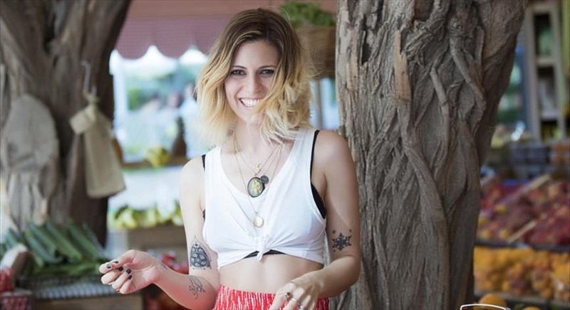 i-angelika-dusk-kanei-garden-party-sto-megaro