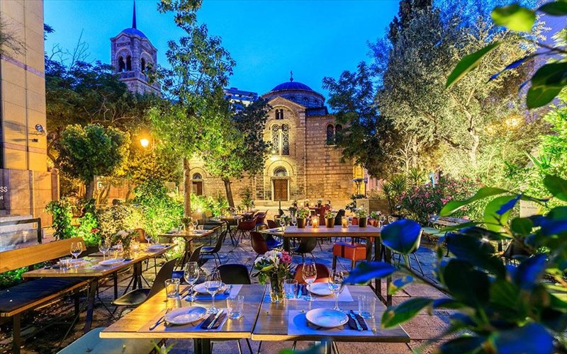 kalokairi-stin-plateia-tou-by-the-glass