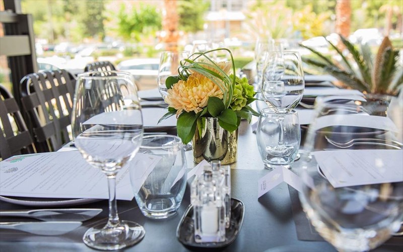 to-ananeomeno-menou-tou-blends-einai-mia-oasi-sto-kentro-tis-glufadas