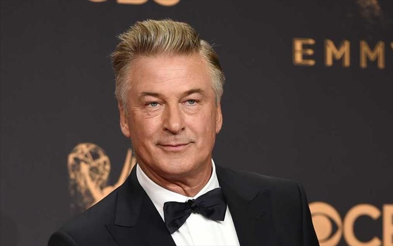 o-alec-baldwin-den-apokleiei-to-endexomeno-na-anameixthei-me-tin-politiki
