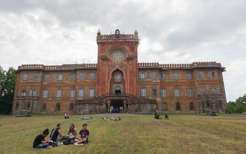 taksidi-se-pente-egkataleleimmena-ksenodoxeia-tou-kosmou