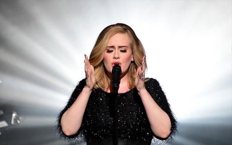 i-adele-tragouda-gia-ta-thumata-tou-gkrenfel