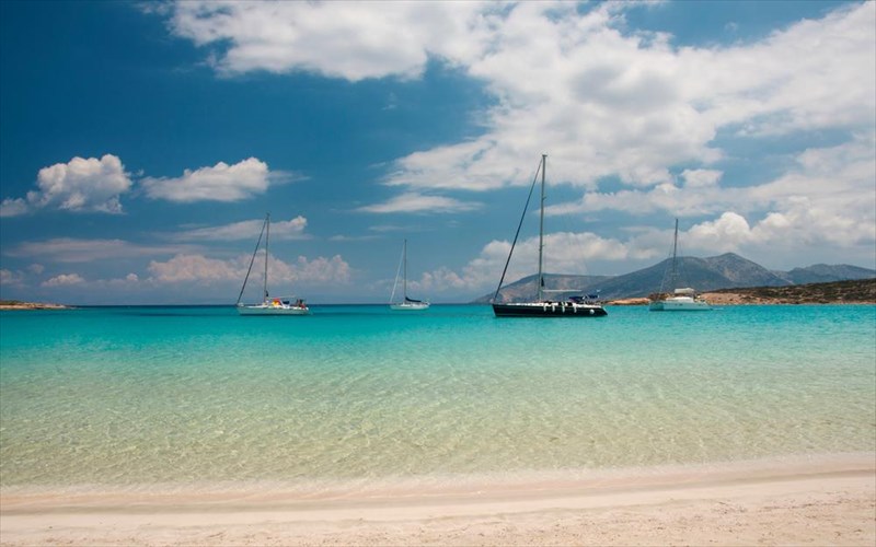 se-autes-tis-paralies-ton-kukladon-prepei-oposdipote-na-kanete-boutia