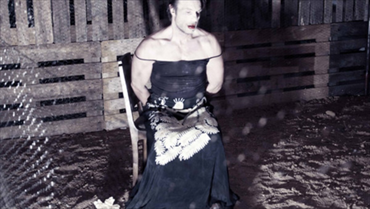 giorgos-ioannou-to-ergo-tou-epanerxetai-sti-skini-tou-theatrou