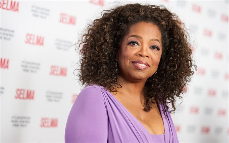 i-oprah-winfrey-upegrapse-poluetes-sumbolaio-sunergasias-me-tin-apple