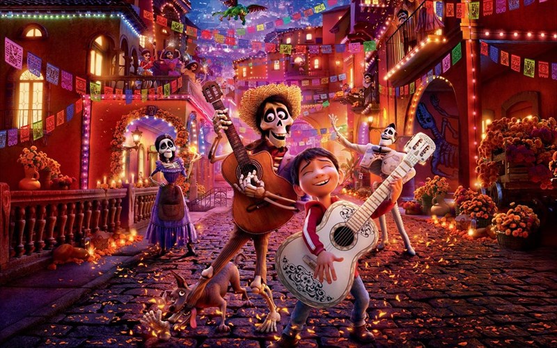 coco-okto-logoi-pou-oloi-prepei-na-zisoume-auti-tin-poluxromi-peripeteia