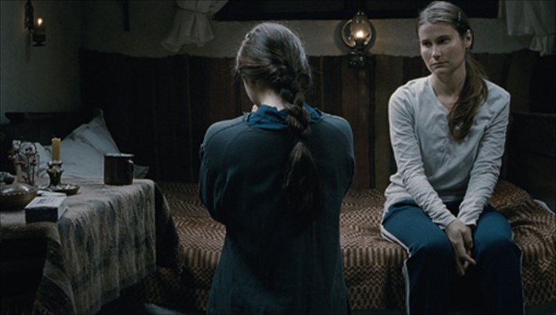 anamesa-ston-erota-kai-tin-pisti