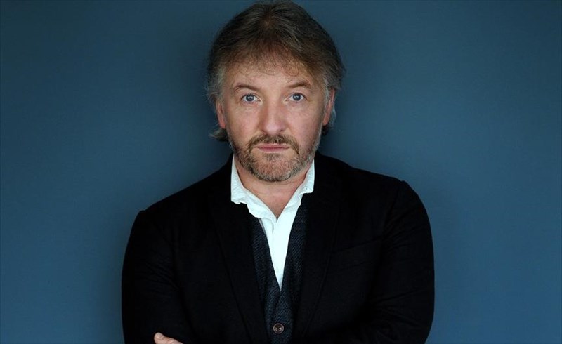 enas-master-tis-astunomikis-logotexnias-erxetai-sti-stegi