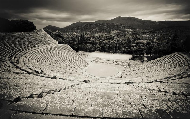 to-ethniko-theatro-me-eidikes-prosfores-gia-to-arxaio-theatro-epidaurou