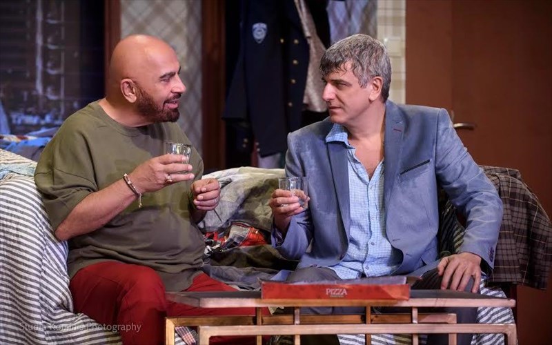 ena-parakseno-zeugari-se-kalokairini-periodeia