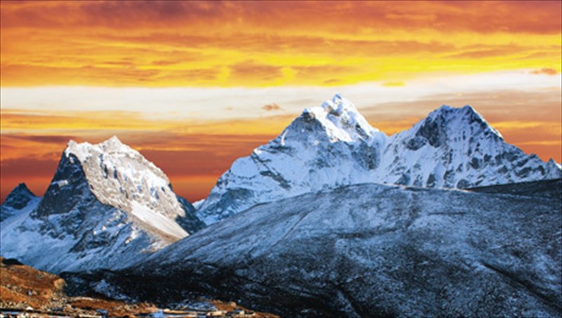 eberest-anabasi-stin-korufi-tou-kosmou