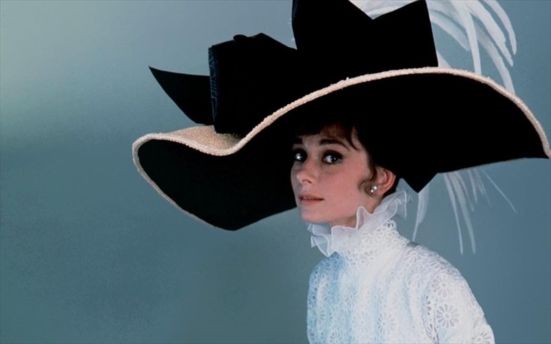i-mplouza-tis-audrey-hepburn-stin-tainia-oraia-mou-kuria-se-dimoprasia