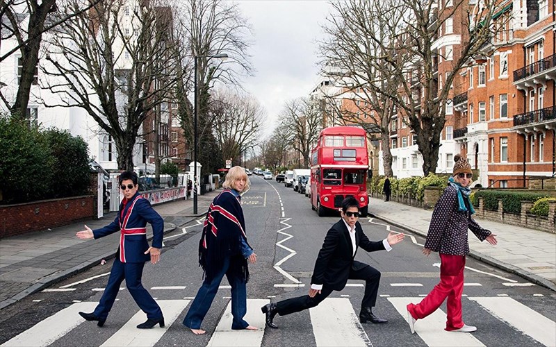 10-komodies-gia-ta-kalokairina-bradia-me-filous-sto-mpalkoni