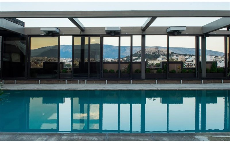to-acro-pool-side-kanei-to-kentro-tis-athinas-pio-kalokairino