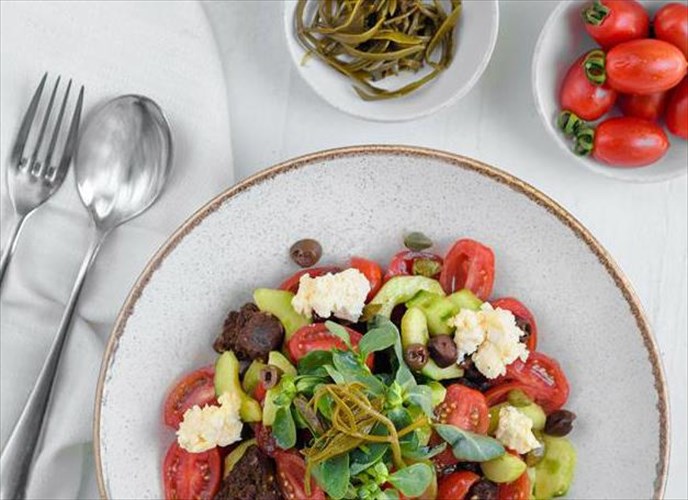 poia-estiatoria-tis-polis-serbiroun-tis-pio-droseres-salates