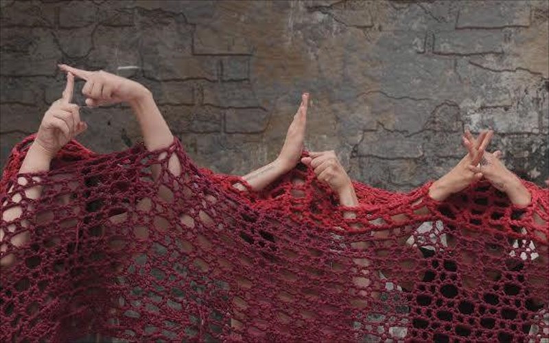 troades-apo-ti-theatriki-omada-kofon-trela-xromata