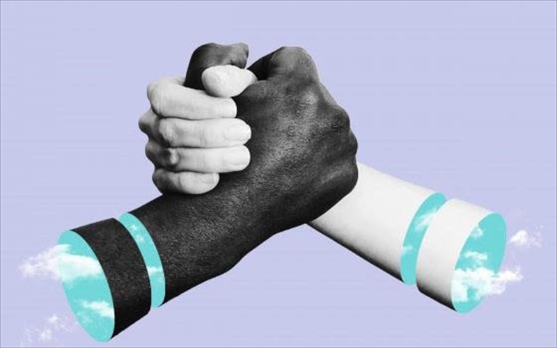 enas-peripatos-se-deka-bitrines-emporikon-katastimaton-tou-peiraia