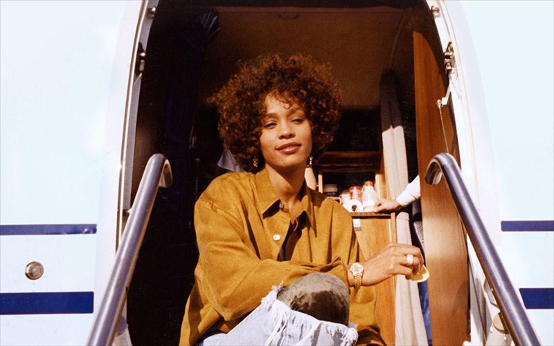 o-skinothetis-tou-whitney-mila-tin-zoi-tis-whitney-houston-makria-apo-tis-kameres