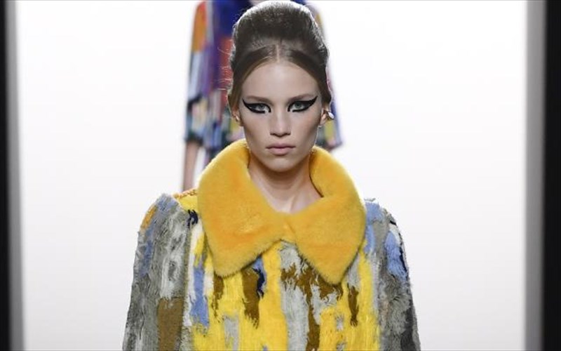 to-mati-tis-gatas-tha-forethei-kai-tou-xronou