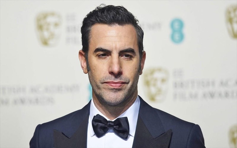 o-sacha-baron-cohen-pairnei-ptuxio-apo-ton-trump-kai-epistrefei-me-agries-diatheseis
