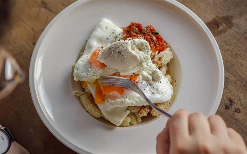 brunch-ala-ellinika-stin-taratsa-tou-bios
