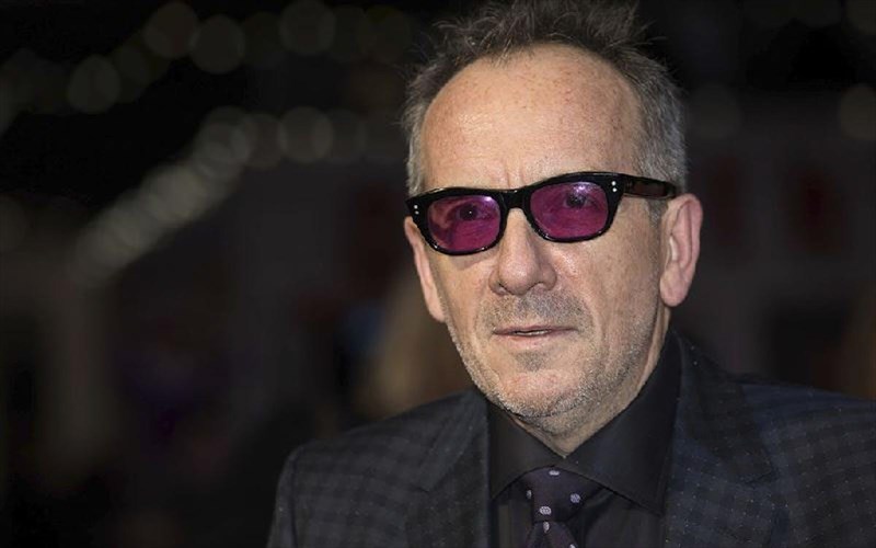 o-elvis-costello-akurose-europaiki-periodeia-logo-prosfatis-afairesis-karkinou