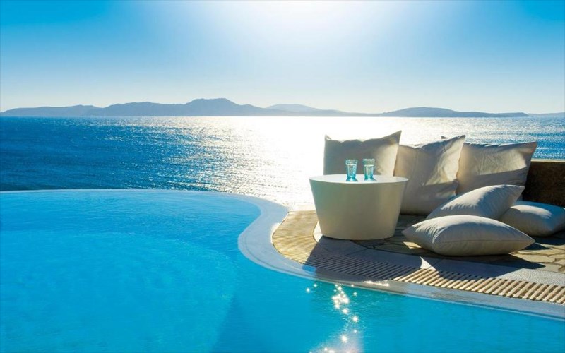 diamoni-se-poluteli-ksenodoxeia-tis-elladas-mprosta-sti-thalassa