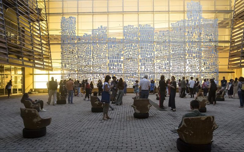 mia-gunaika-me-mple-poulober-kai-alogooura-epixeirimatologei-katapliktika