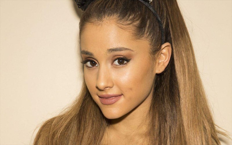 o-theos-einai-gunaika-sto-neo-single-tis-ariana-grande
