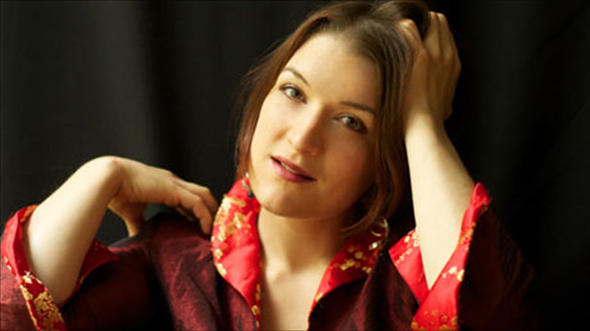 o-anatellon-asteras-tis-izampel-ntrue-lampei-sto-megaro