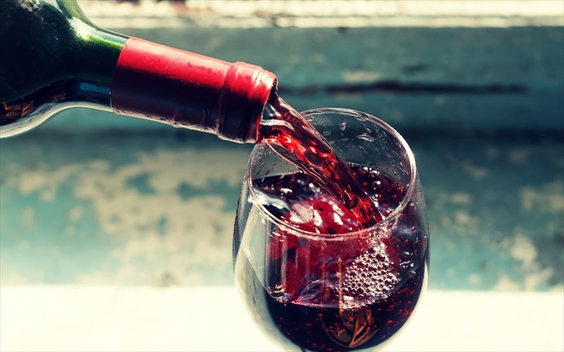 ti-simainei-otan-to-krasi-bgazei-aroma-cola