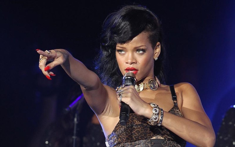 i-rihanna-kserei-pos-to-kalo-argei-kai-etoimazei-uperparagogi