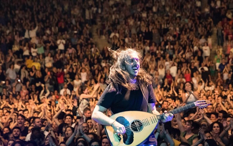 o-giannis-xaroulis-fernei-to-fthinoporo-sto-theatro-braxon