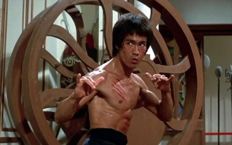 o-skinothetis-tou-deadpool-2-thelei-na-kanei-rimeik-tou-bruce-lee