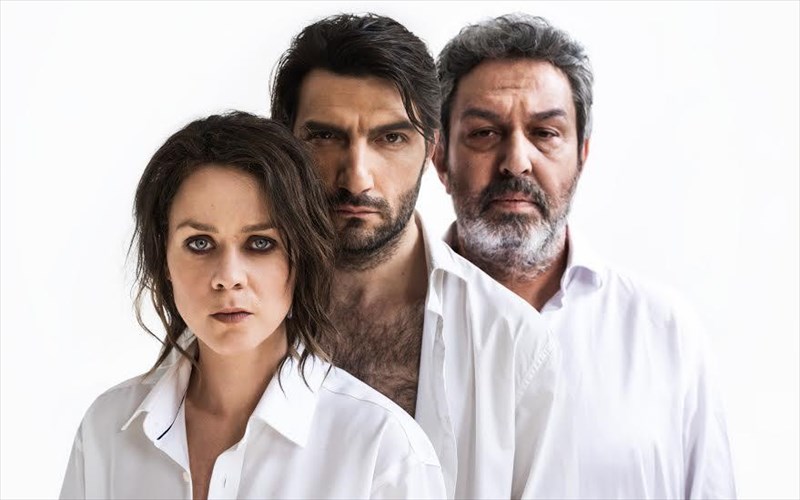 afieromeni-sta-thumata-tis-fotias-i-ilektra-tou-themi-moumoulidi-ilektra-tou-themi-moumoulidi