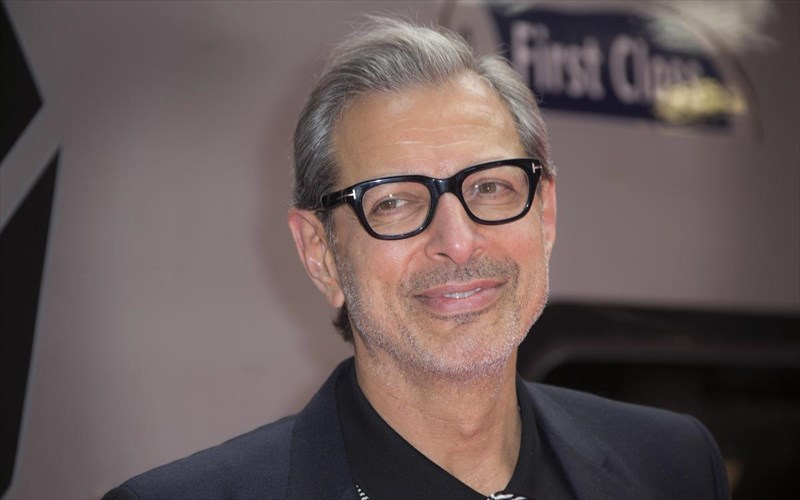 o-kosmos-mesa-apo-ti-matia-tou-Jeff-goldblum
