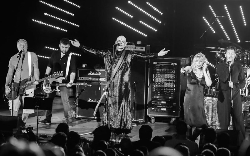 guest-emfaniseis-kai-diaskeues-stin-epeteiaki-sunaulia-ton-smashing-pumpkins